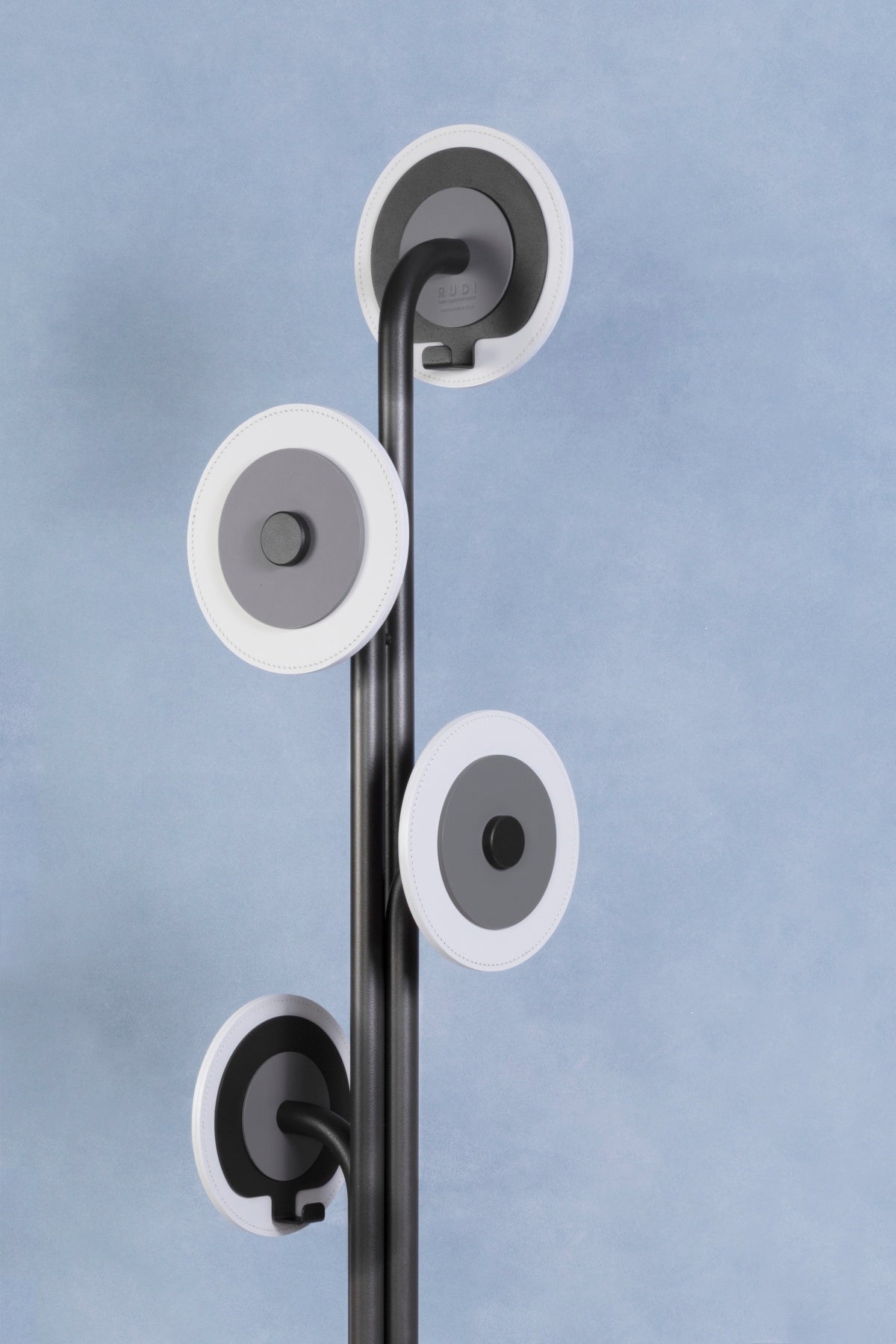 Designový kovový věšák JUNGLE s koženými prvky