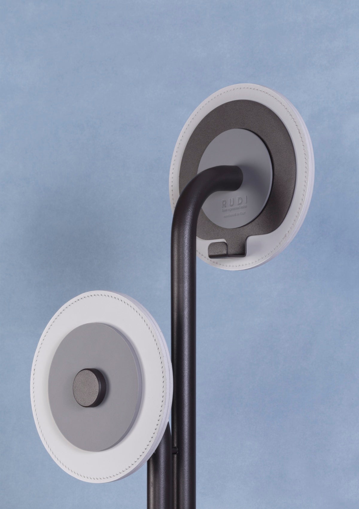 Designový kovový věšák JUNGLE s koženými prvky