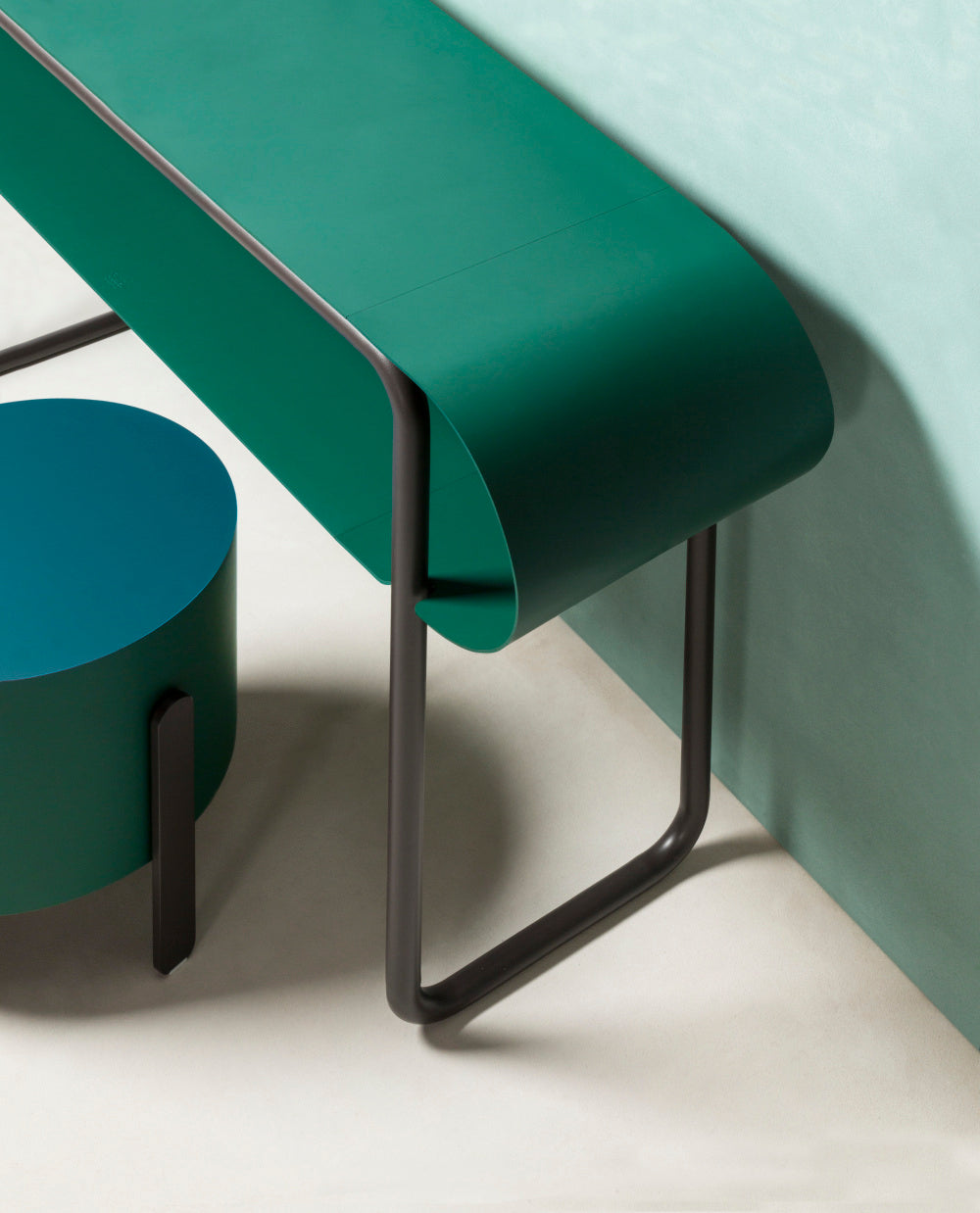 Designový kožený konzolový stolek LOOP