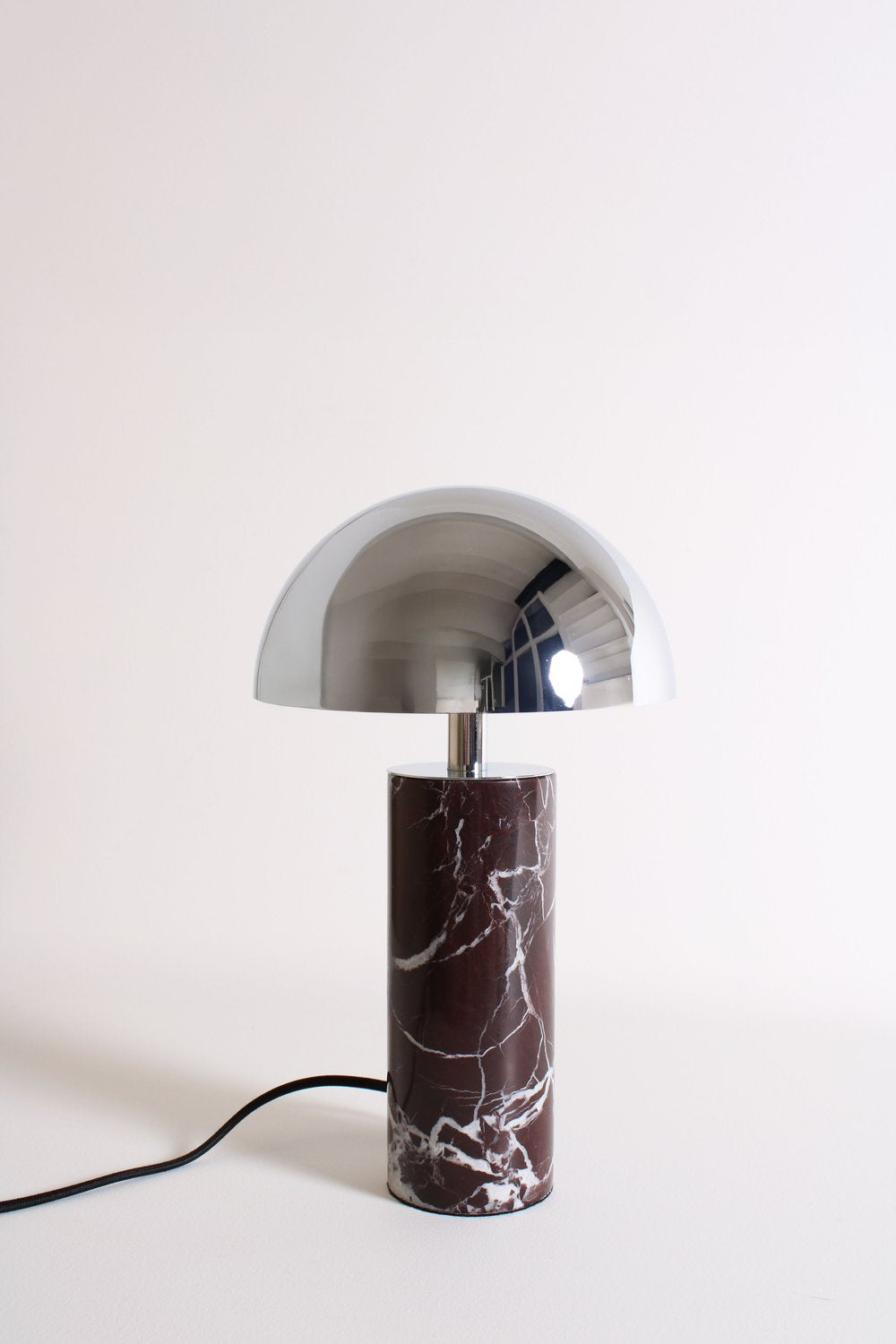 Baccaris Adei Luxusní stolní lampa z mramoru nebo travertinu s kovovou konstrukcí, designové interiérové svítidlo
