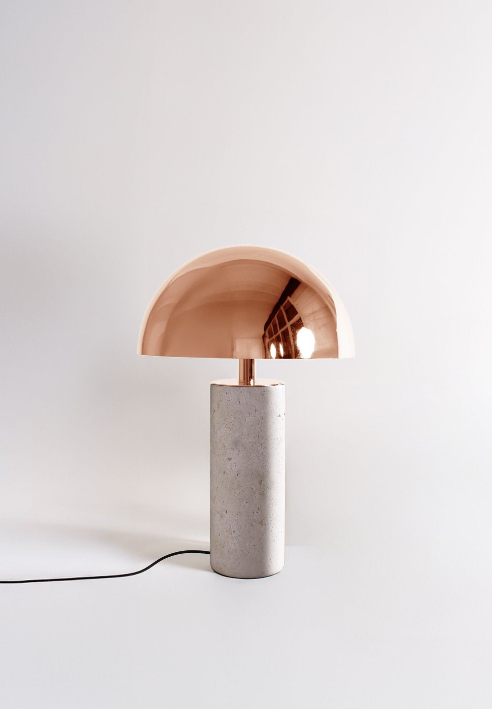 Baccaris ADEI XL – Velká stolní lampa z mramoru a oceli, luxusní designové svítidlo pro interiér
