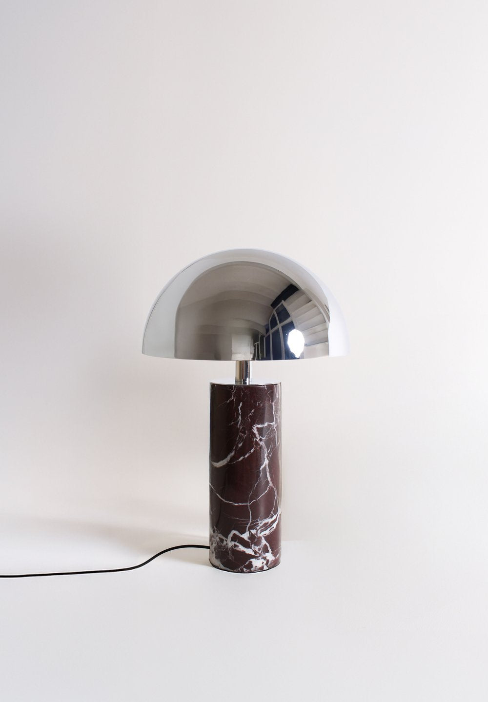 Baccaris ADEI XL – Velká stolní lampa z mramoru a oceli, luxusní designové svítidlo pro interiér