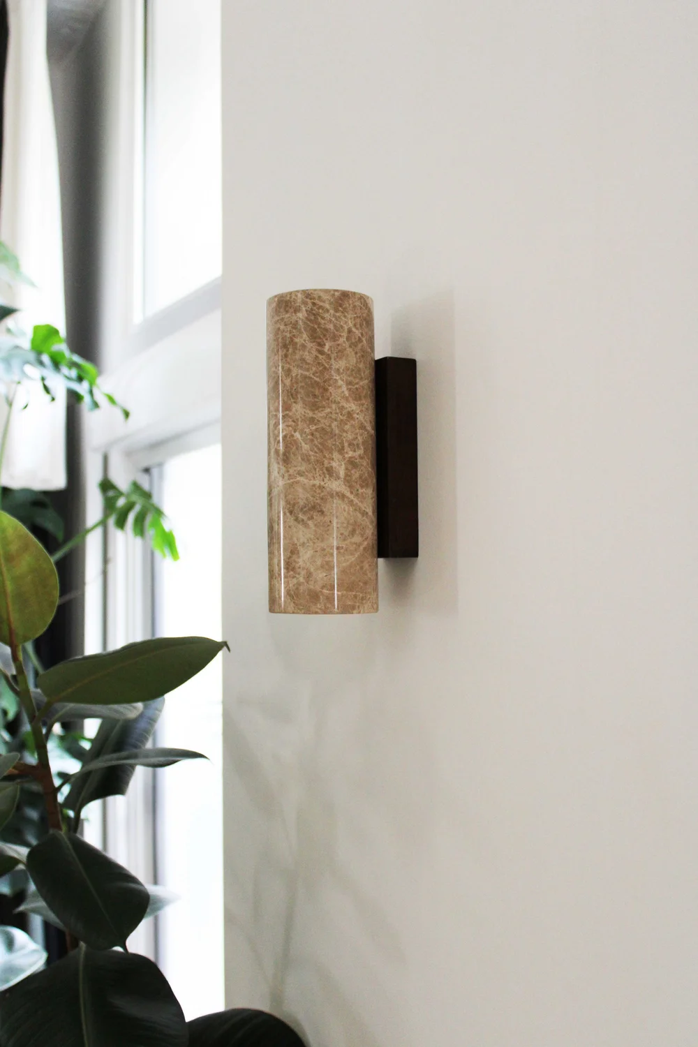 KALI RONDE nástěnné svítidlo z mramoru a dřeva