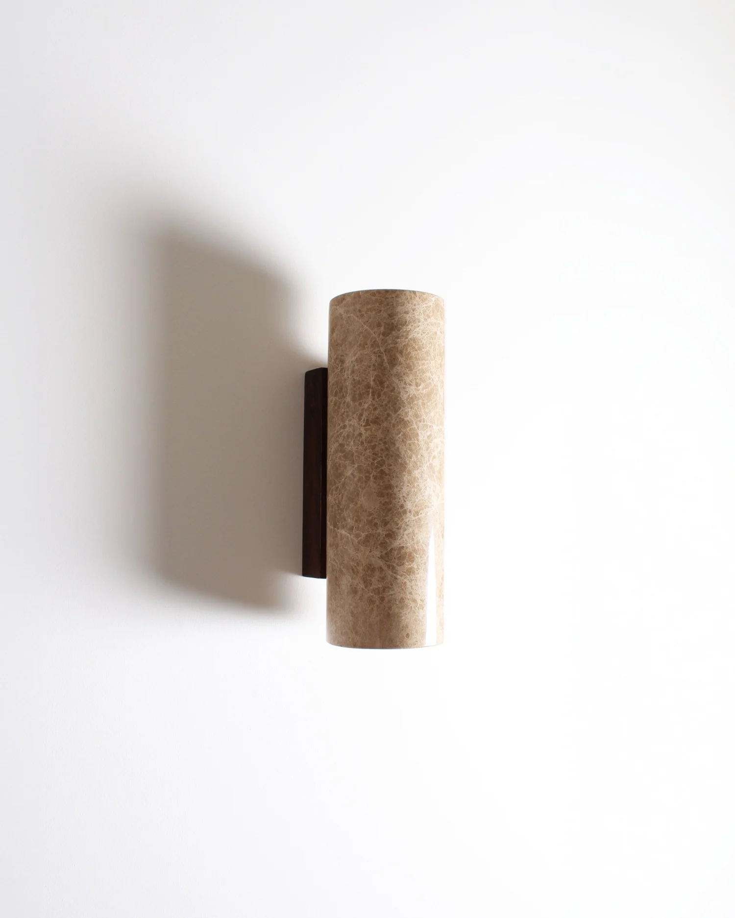 KALI RONDE nástěnné svítidlo z mramoru a dřeva