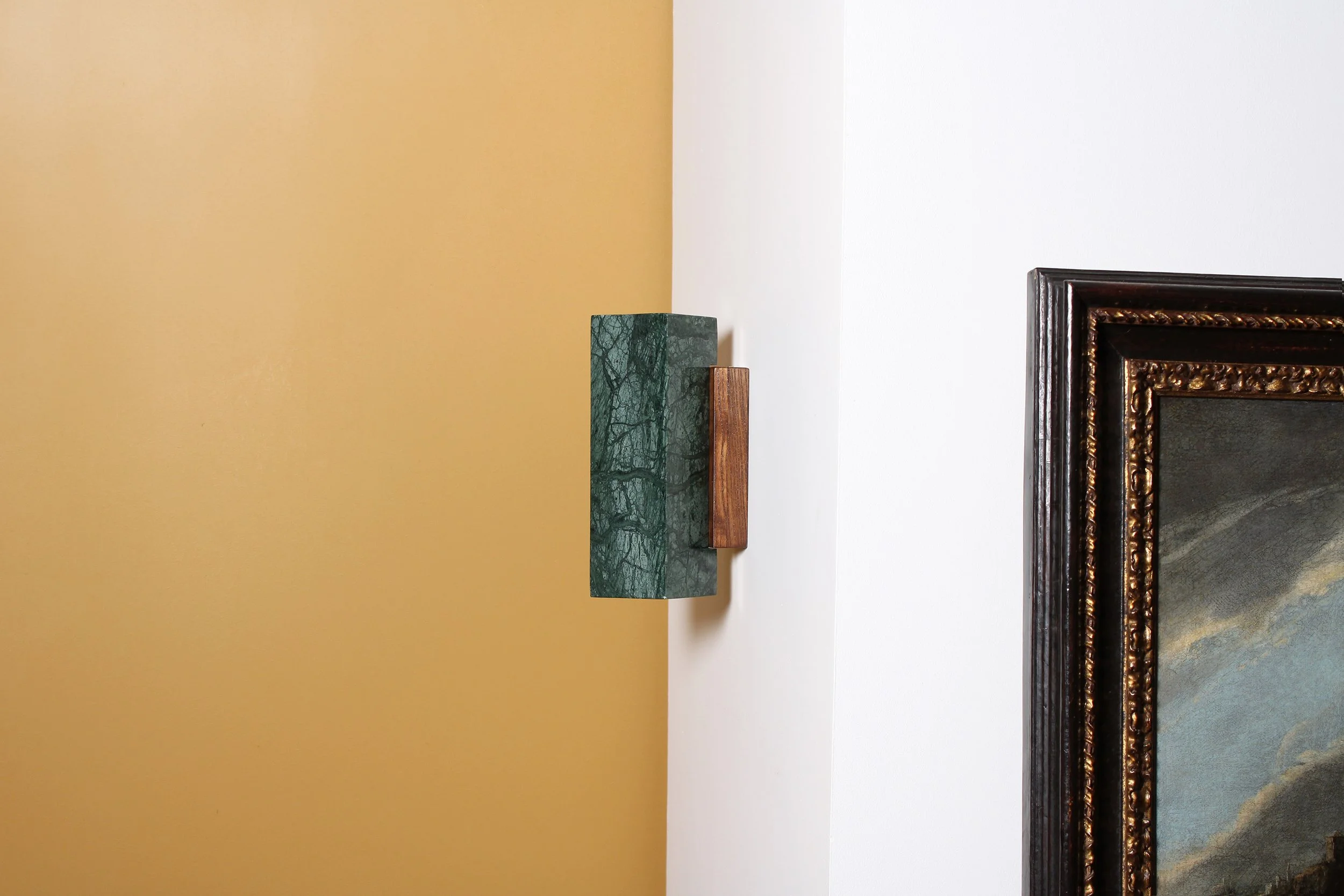 KALI nástěnné svítidlo z mramoru a dřeva