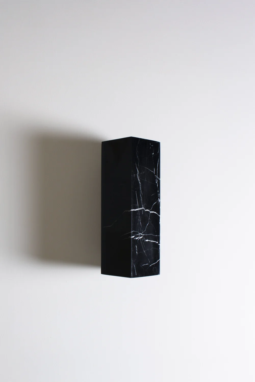 KALI nástěnné svítidlo z mramoru a dřeva