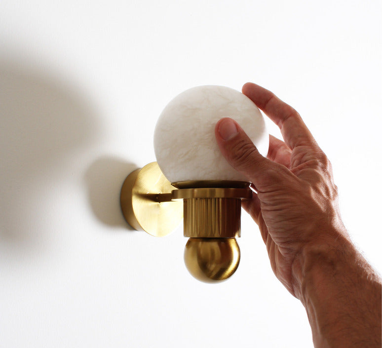 Bilbo artdecové nástěnné světlo z onyxu a mosazi