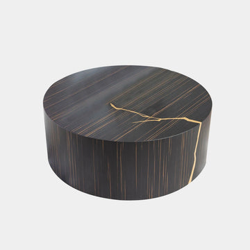 Kulatý konferenční stolek HECTOR v tmavém dekoru Ammara Ebony s jemnou zlatou dekorací Kintsugi
