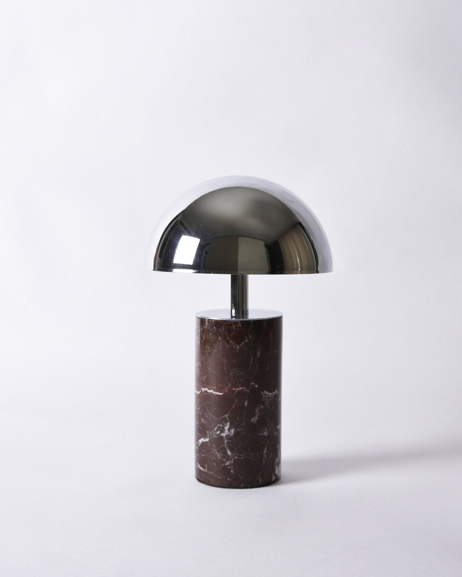 Luxusní přenosná lampa ADEI z mramoru a oceli – designové svítidlo pro interiér i exteriér