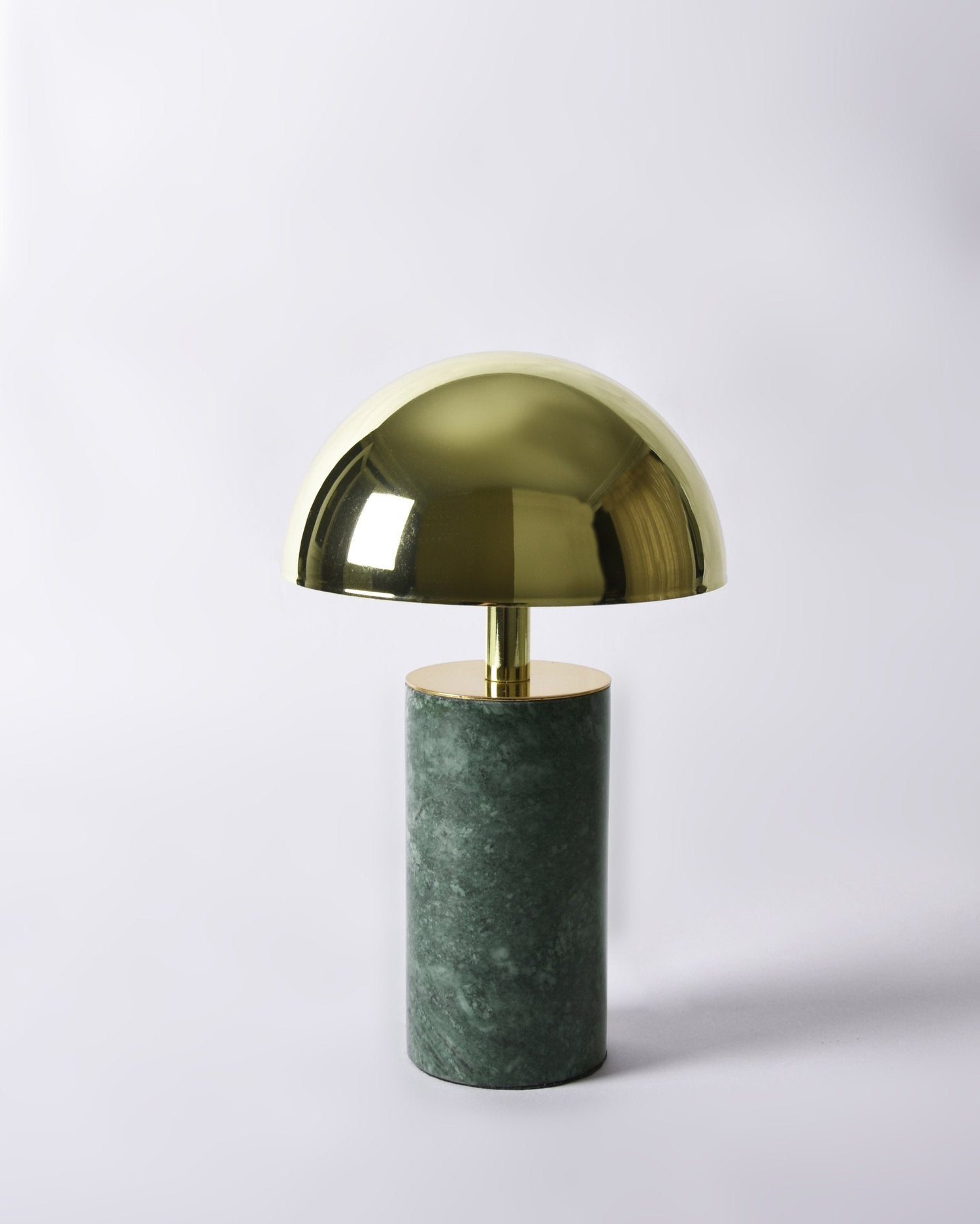 Luxusní přenosná lampa Baccaris ADEI z mramoru a oceli – designové svítidlo pro interiér i exteriér