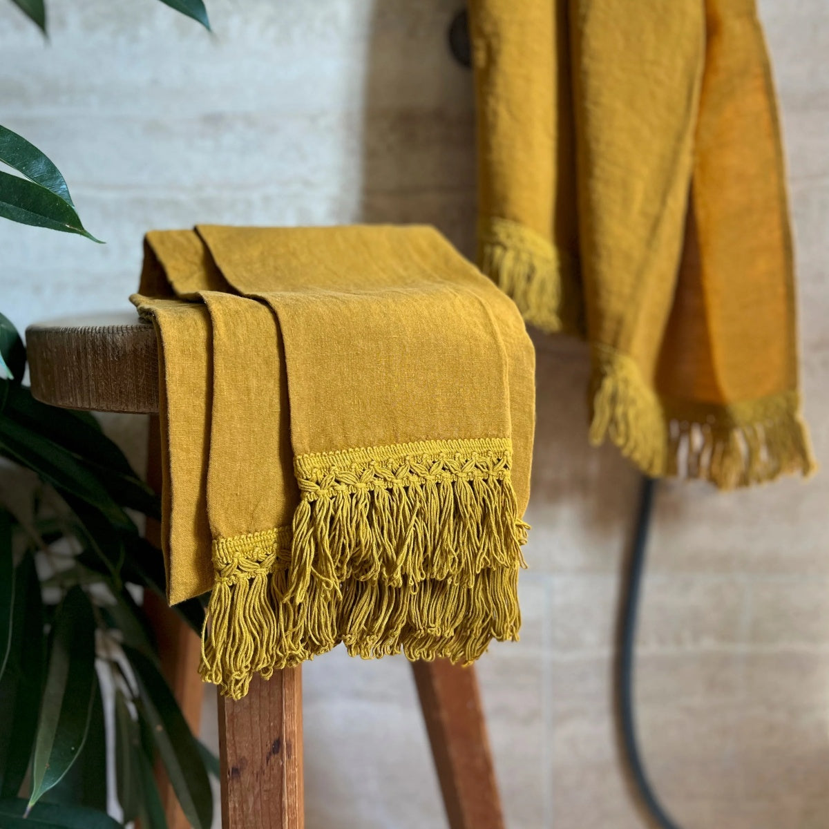 Lněný ručník s dlouhými třásněmi