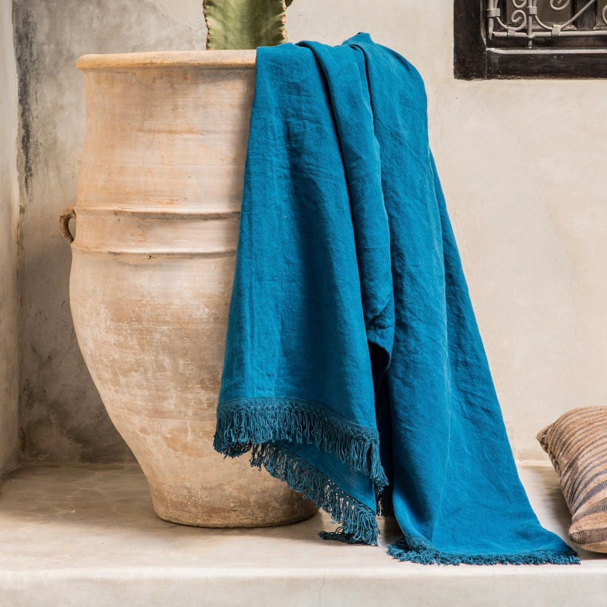 Lněný ručník s dlouhými třásněmi