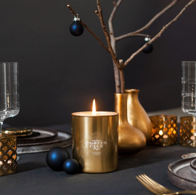 Zlatá vonná svíčka Castelbel Festive Blue - Jehličí, cedr, rozmarýn