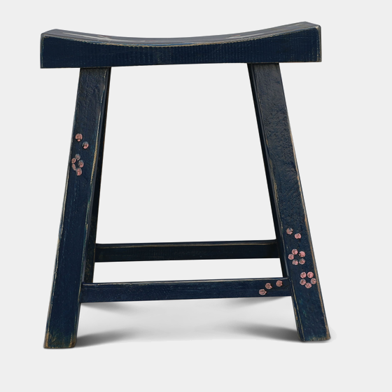 Dřevěná čínská stolička s kresbou