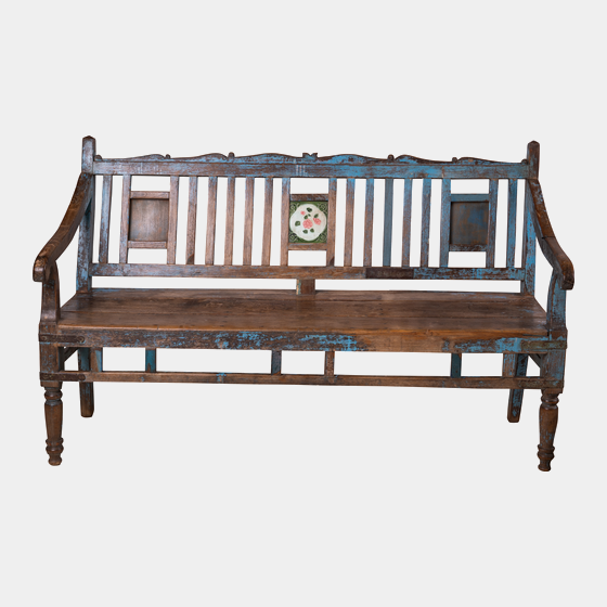 Modrá dřevěná lavice s vyřezávanou opěrkou