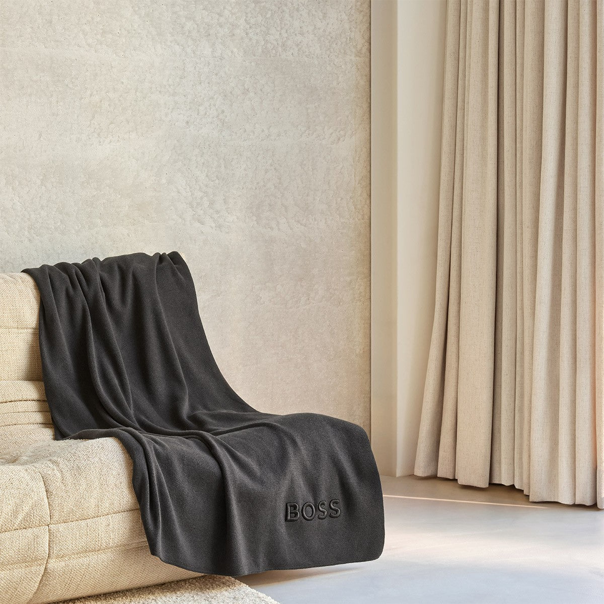 Pohodlná deka z bavlněného úpletu BOSS BOLD LOGO camel