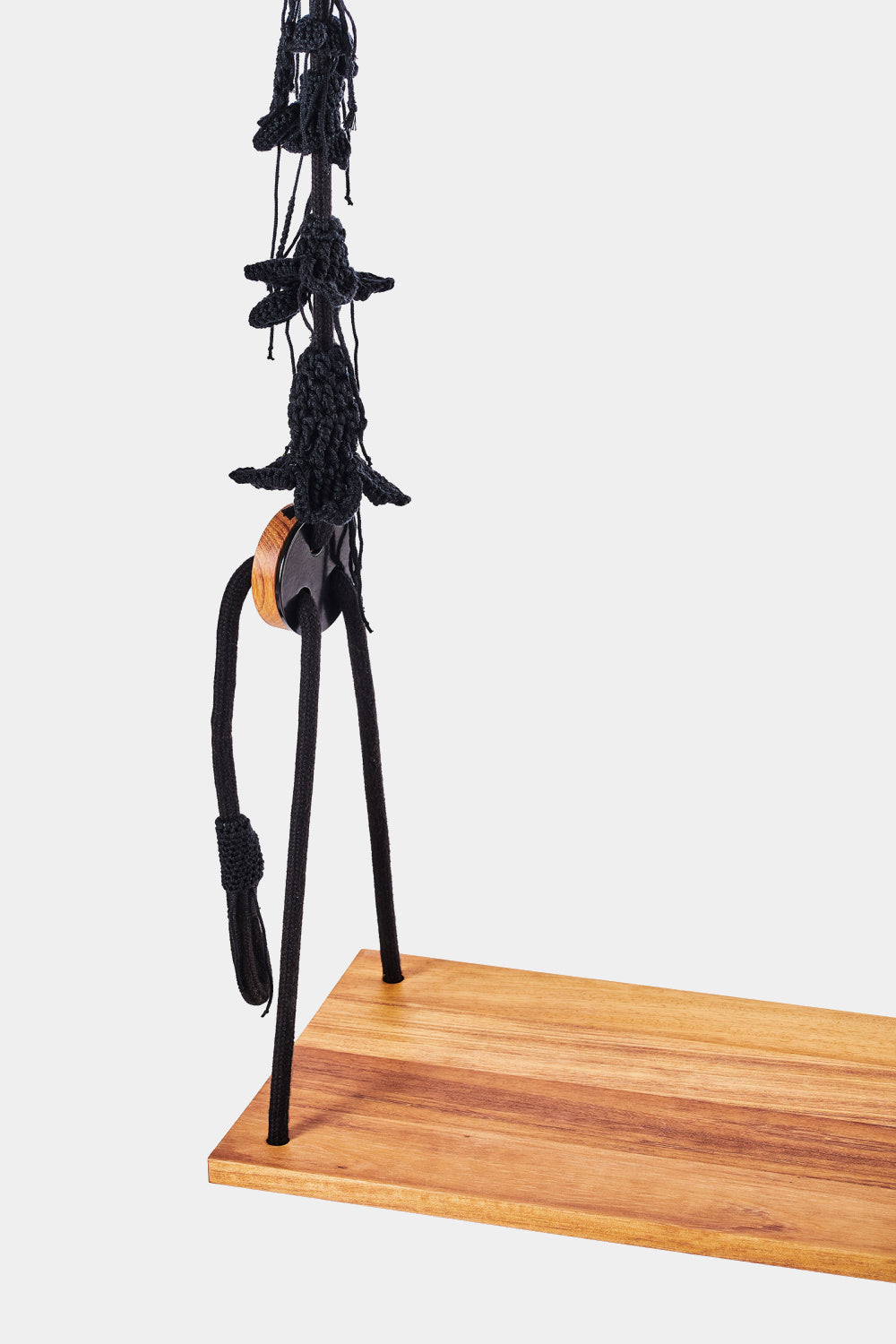 IOTA designová houpačka s dubovým sedátkem BLACK