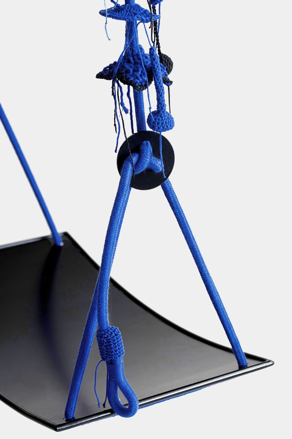 IOTA designová houpačka s kovovým sedákem ROYAL BLUE
