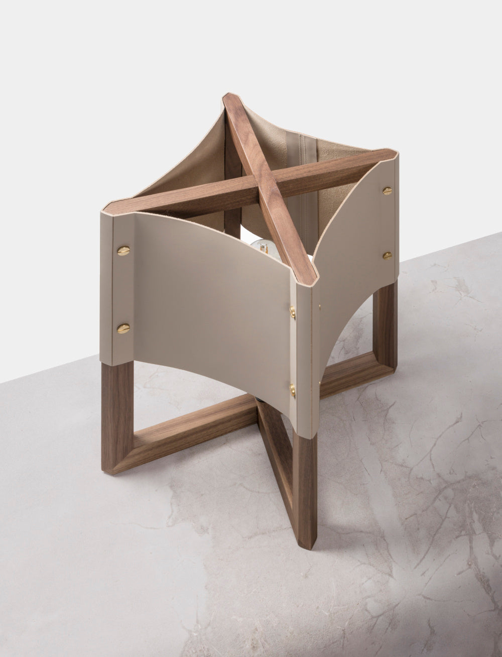 Designová stolní lampa ALIANTE s koženým stínidlem
