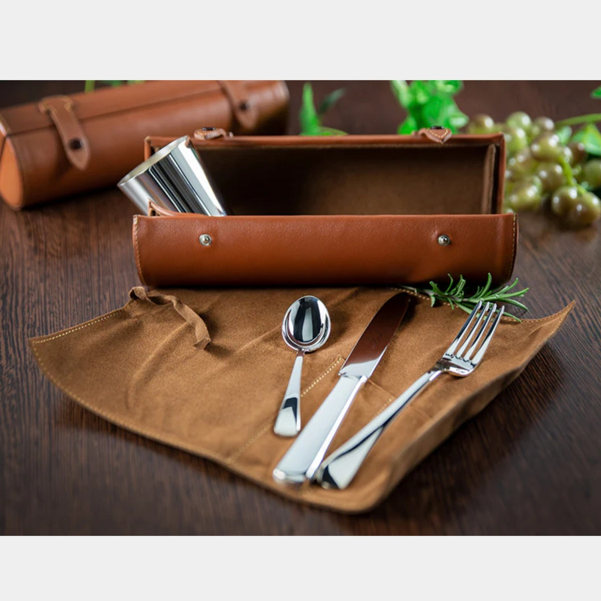 SONJA QUANDT exkluzivní postříbřená pikniková sada v koženém etui