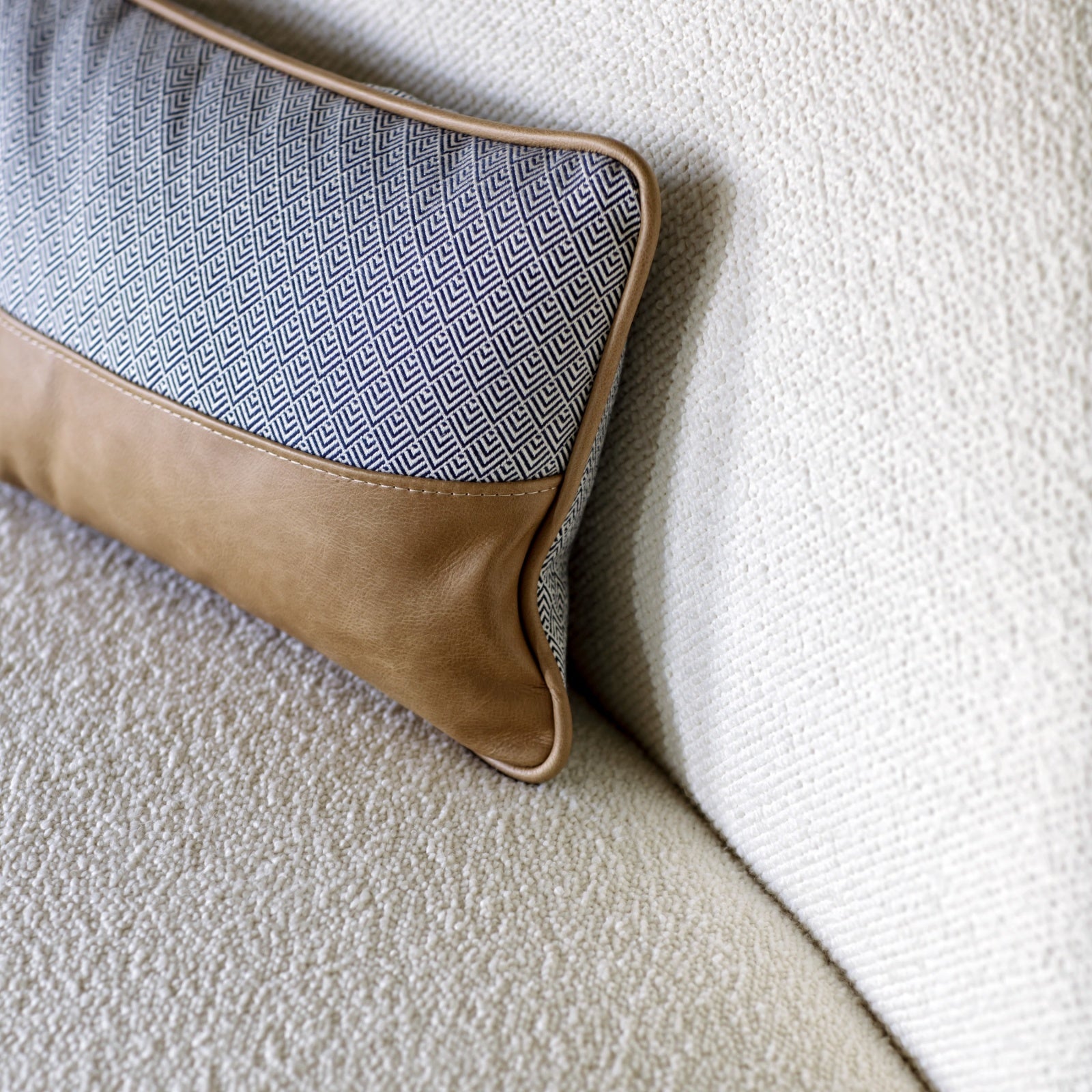 Designová sofa BLANCS MANTEAUX – Red Edition × Tristan Auer