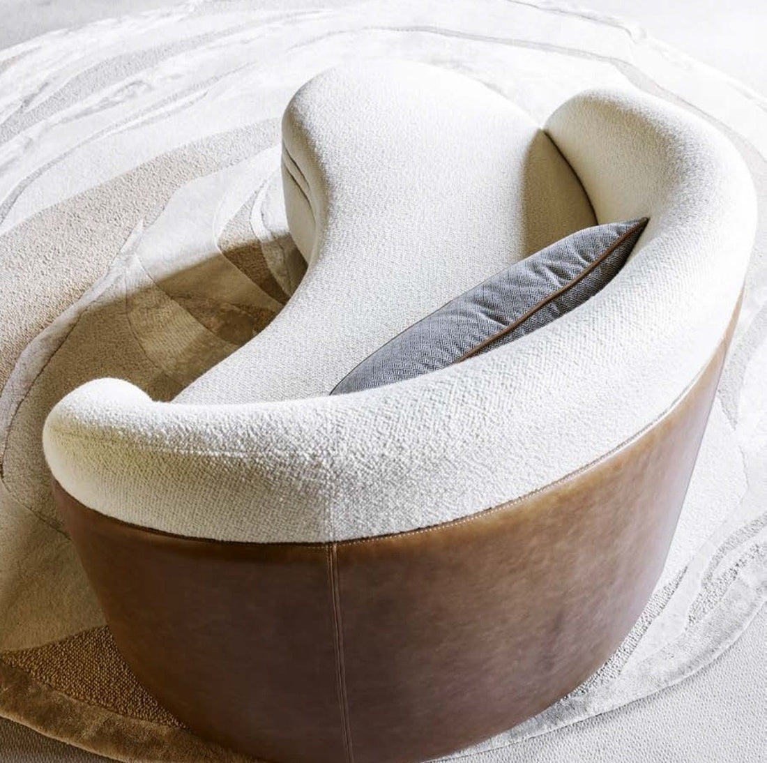 Designová sofa BLANCS MANTEAUX S – Red Edition × Tristan Auer
