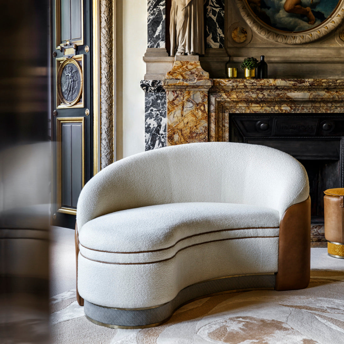 Designová sofa BLANCS MANTEAUX S – Red Edition × Tristan Auer