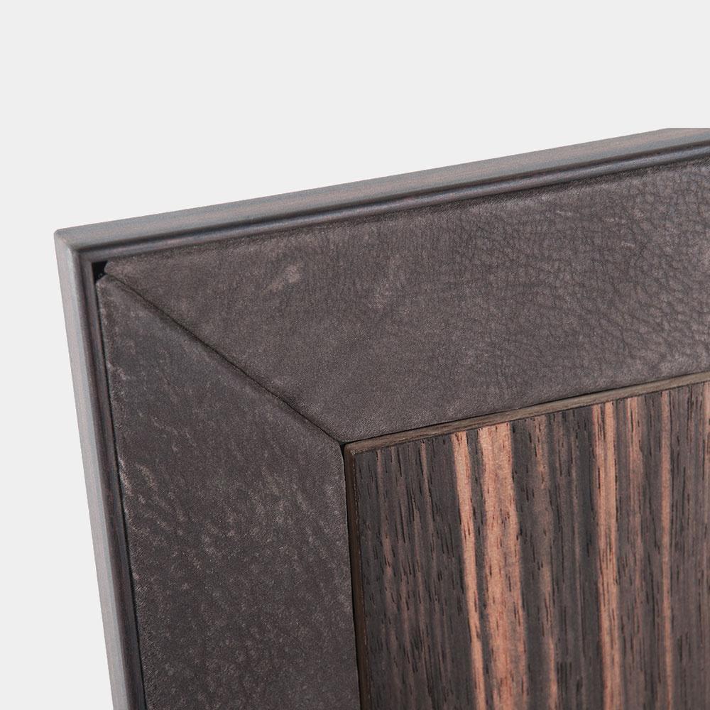 Disegnopiu Designový kožený fotorámeček v ebenovém dřevě - na fotku 20x30 cm